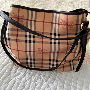 Burberry purse. In perfect condition. No marks and like new.